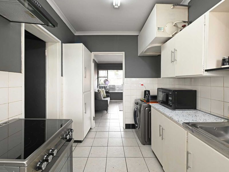 Spacious Two-Bedroom Apartment with Parking Bay - Photo 10