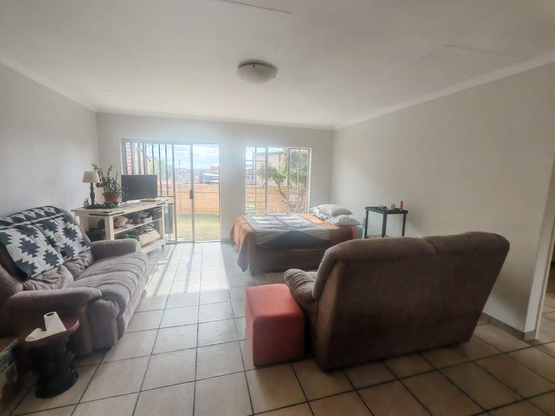 DOUBLE SECURITY -LOVELY BIG GARDEN - SPACIOUS LOUNGE AREA - Photo 7