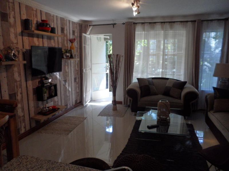 SOPHISTICATED 2 BED FULLY FURNISHED GROUND FLOOR APARTMENT IN BENMORE - Photo 6