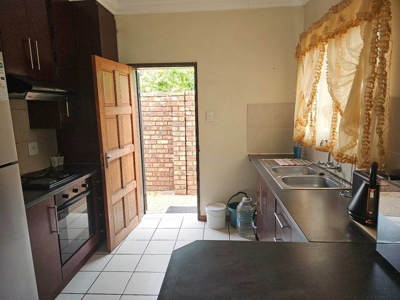 Modern lock-up and go townhouse - Photo 7