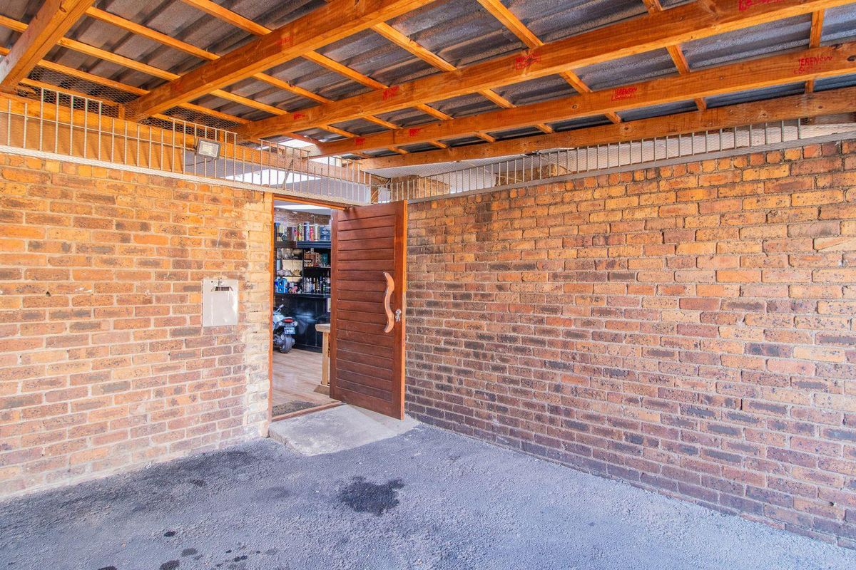 Spacious, neat 2 bedroom Townhouse in popular complex - Photo 3