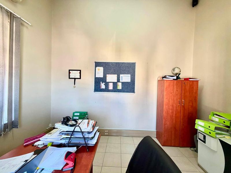 Office TO LET in CBD - Photo 6