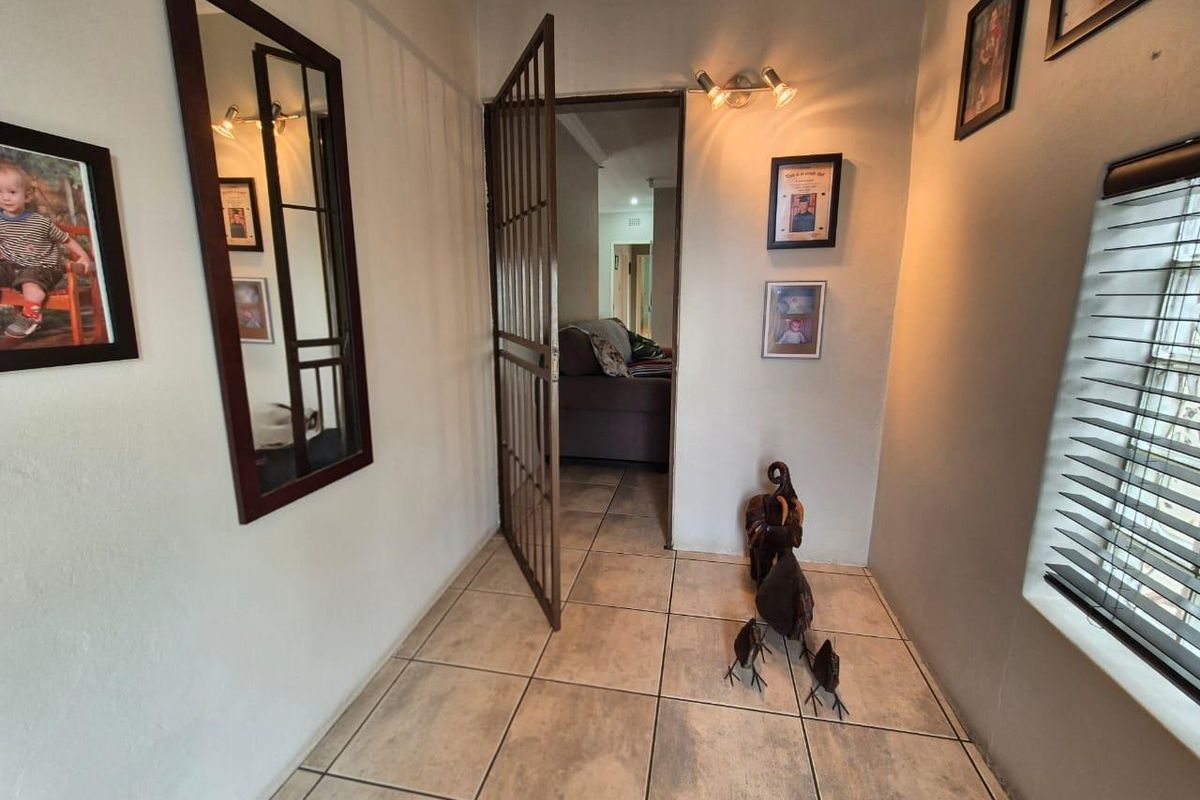 Modern 3 Bedroom Family Home in Brackendowns - Photo 4