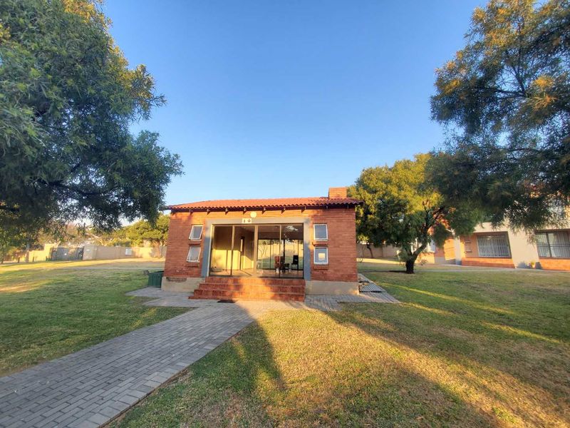 Beautiful ground floor apartment in Yale complex, Willowbrook - Photo 5