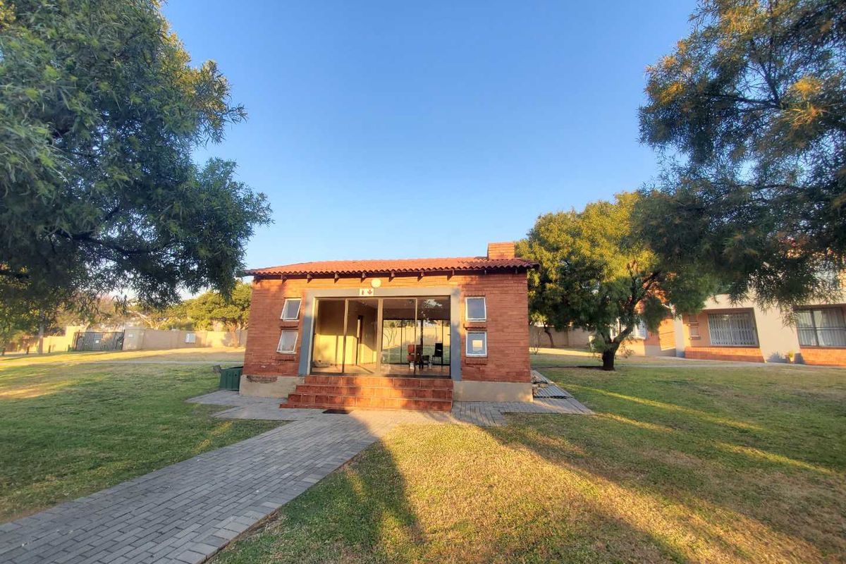 Beautiful ground floor apartment in Yale complex, Willowbrook - Photo 5