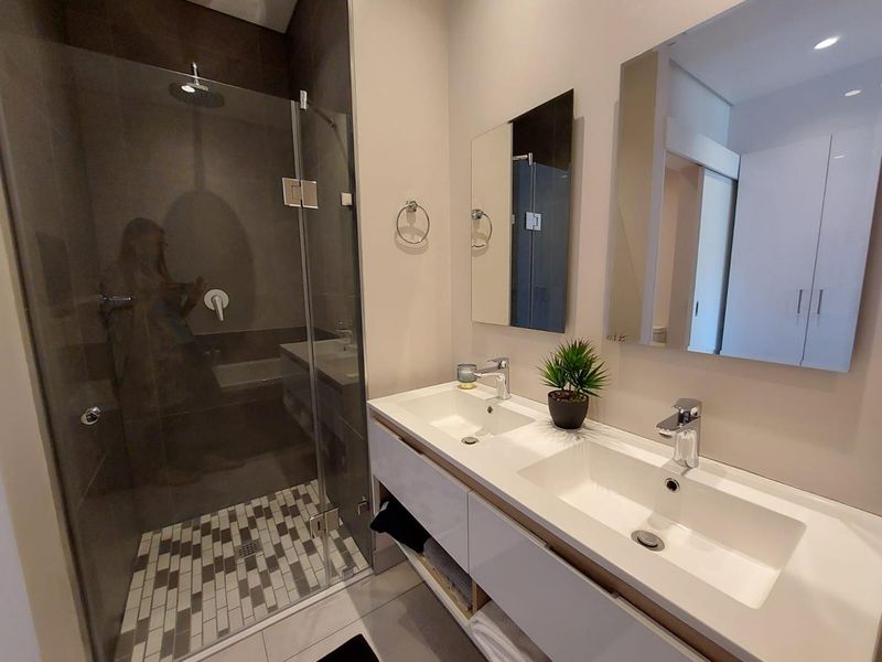 Luxury Apartment with Greenbelt Views in the Upgraded Sandton Gate Precinct - Photo 9