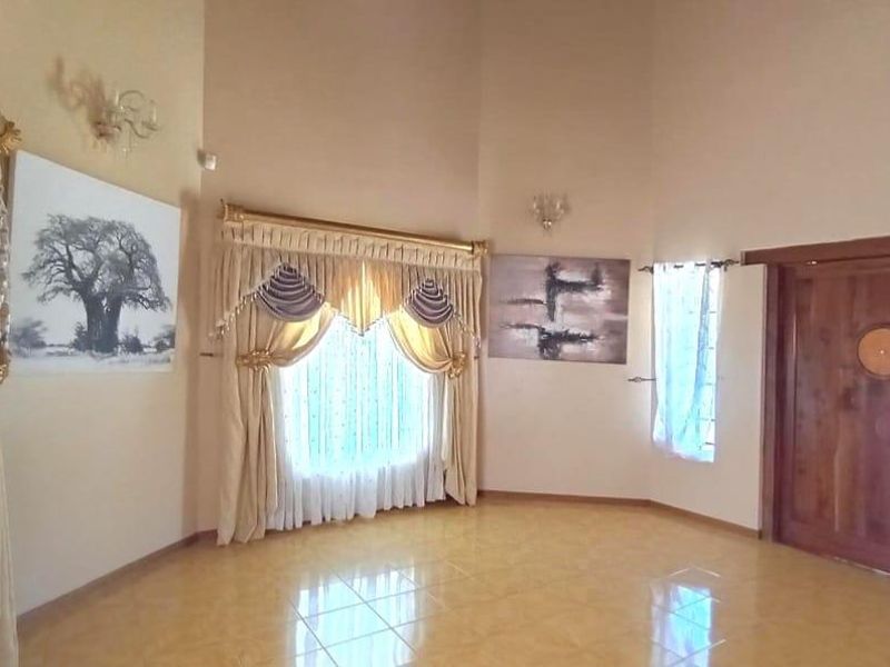 warm family home - Photo 10