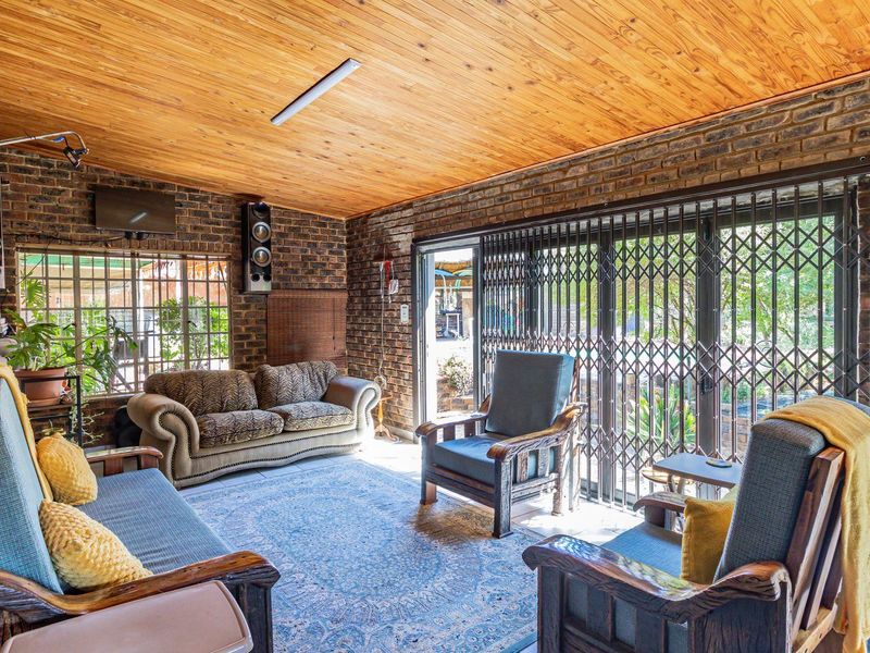 Stunning 5-Bedroom Home in a Secure Estate on the Vaal River, Vaaloewer - Photo 7