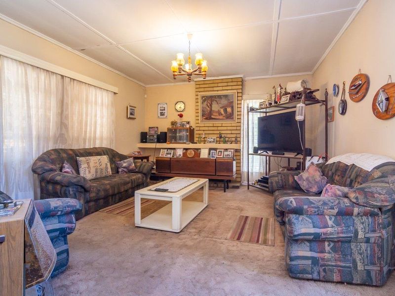 Seize the opportunity - light-filled Home with expansive backyard - Photo 7