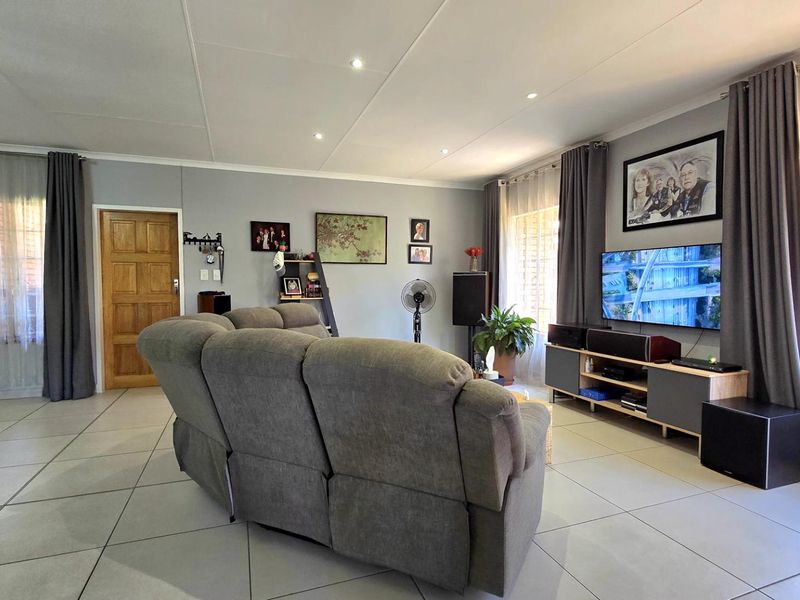 3 Bedroom Cluster for Sale in New Market - Photo 3