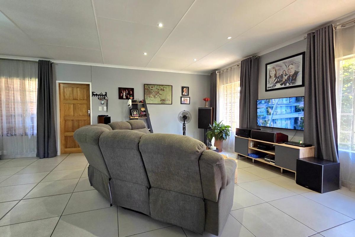3 Bedroom Cluster for Sale in New Market - Photo 3