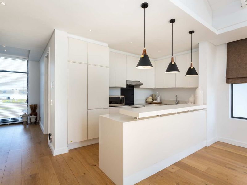 Luxurious Unfurnished Two-Bedroom Polo Village Apartment on Val de Vie Estate - Photo 2