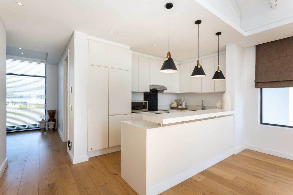 Luxurious Unfurnished Two-Bedroom Polo Village Apartment on Val de Vie Estate - Photo 2