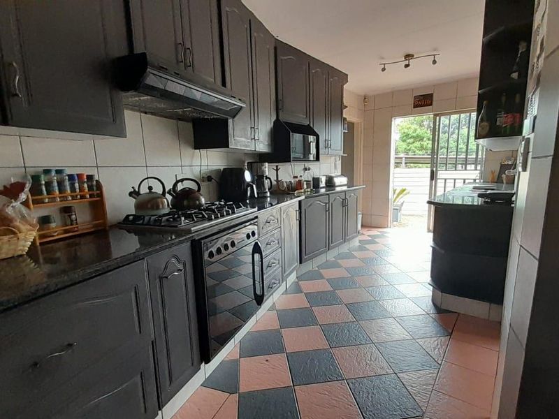 Spacious family home in Glen Marais - Photo 7