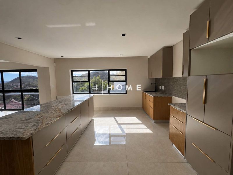 Luxury Property with 5 Bedrooms and 1-Bedroom flat - Photo 8