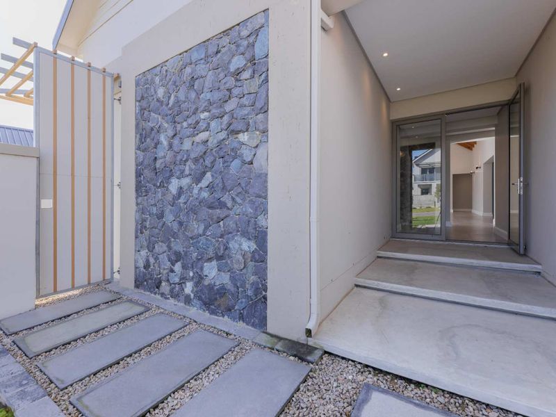 SPACIOUS AND WARM 4 BEDROOM FAMILY HOME IN KINGSWOOD GOLF ESTATE - Photo 3