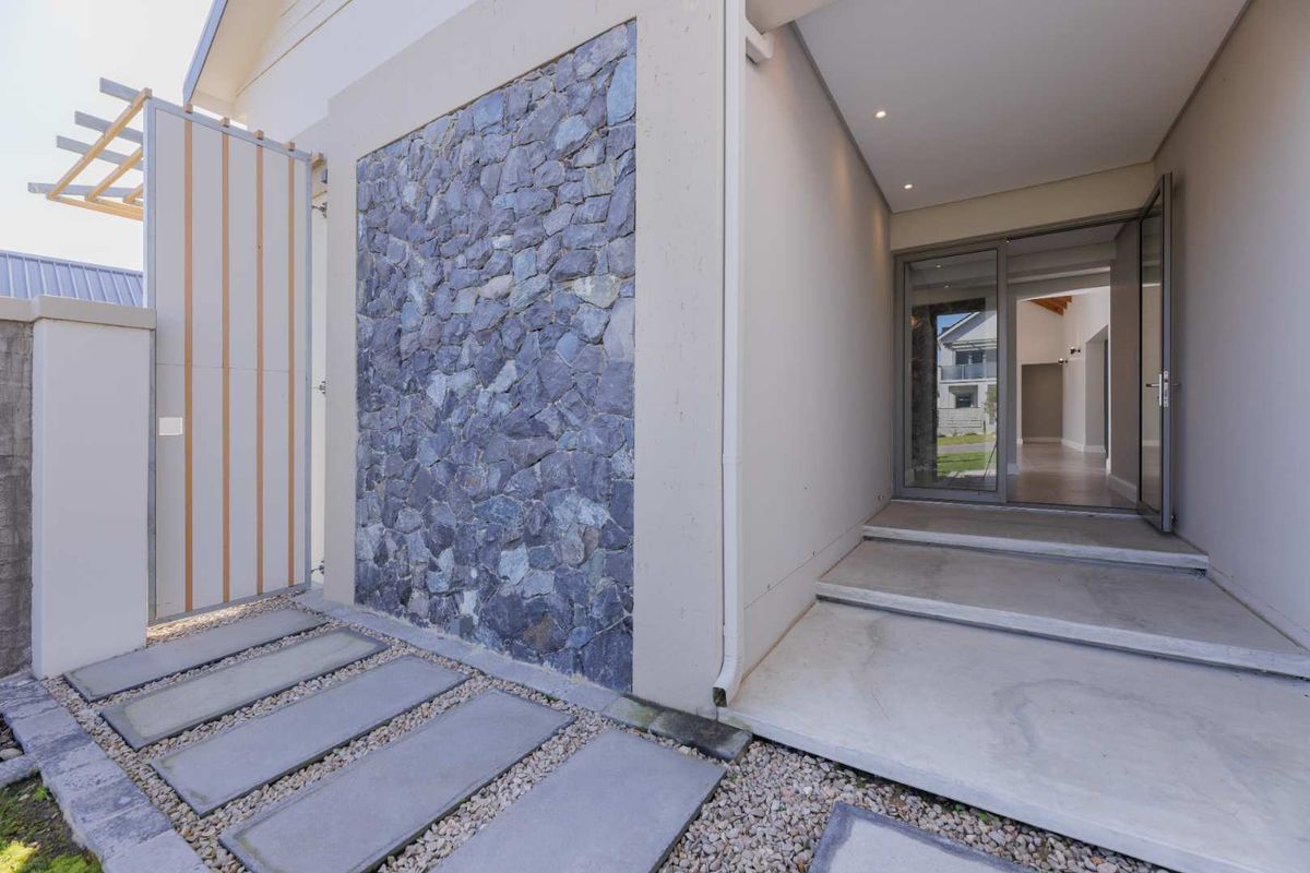 SPACIOUS AND WARM 4 BEDROOM FAMILY HOME IN KINGSWOOD GOLF ESTATE - Photo 3