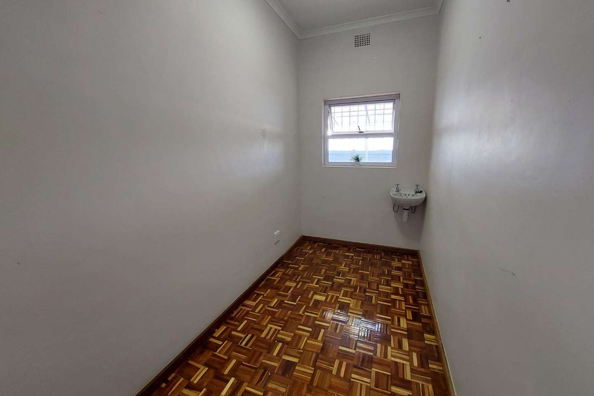 Room Available for Health Professional - Photo 3