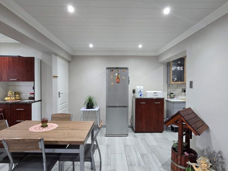 Refurbished Townhouse with bachelors flat - Photo 7