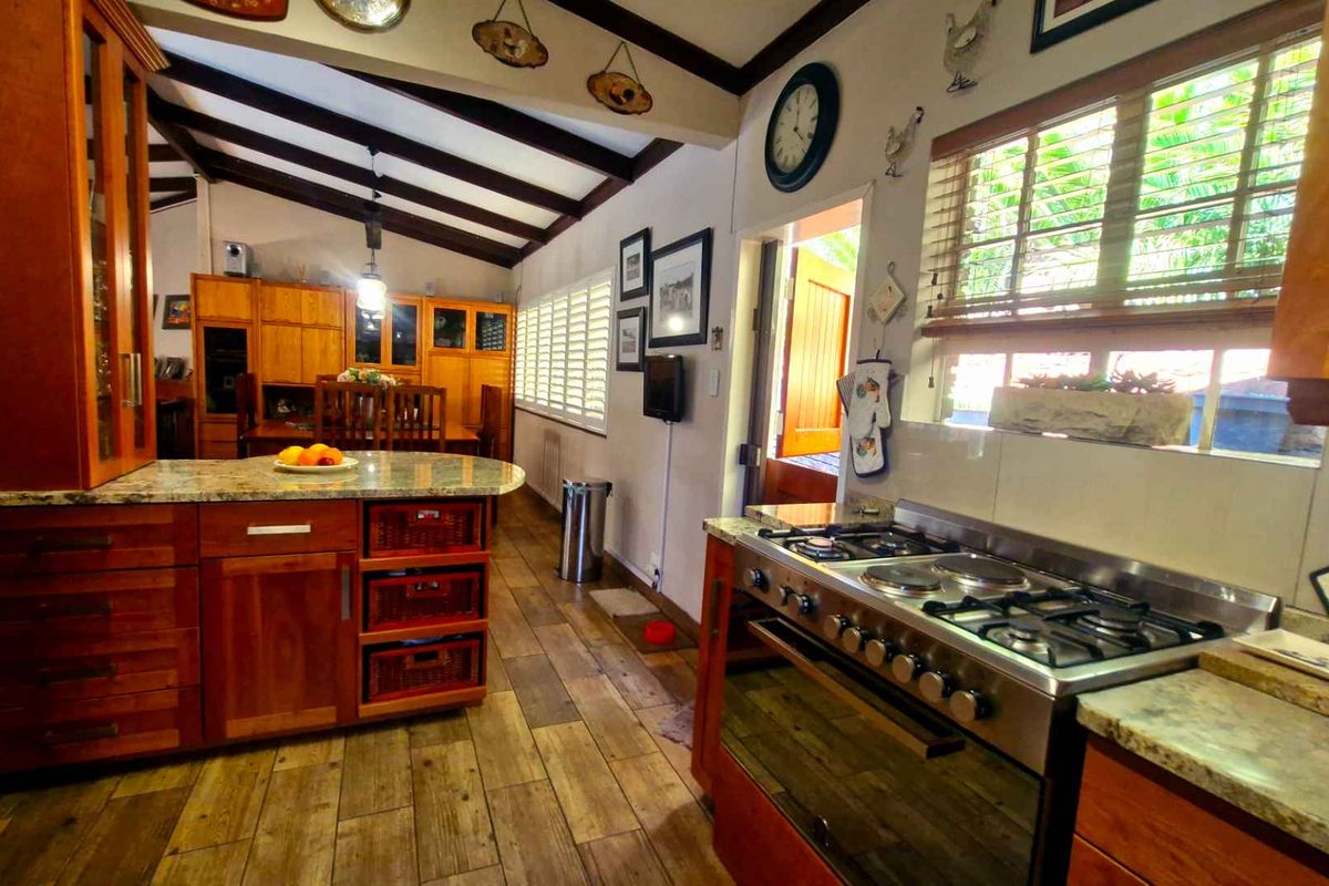 AN EXCEPTIONAL FAMILY RESIDENCE IN A QUIET CUL DE SAC - Photo 5