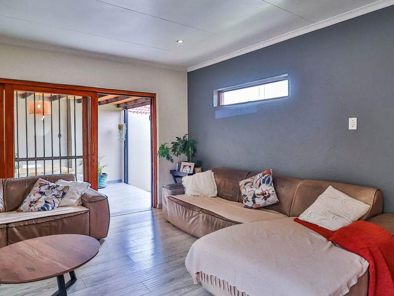 3 Bedroom, 2 Bathroom Home in Secure Complex - Photo 9