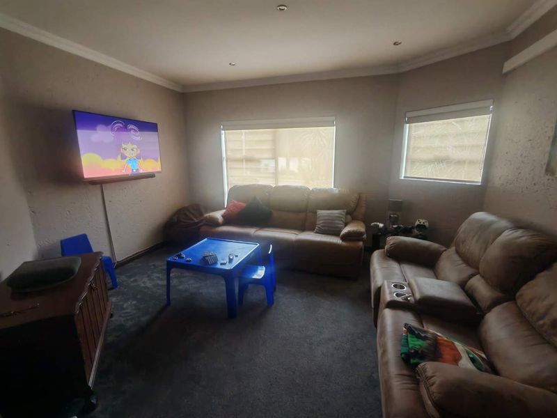 EXCLUSIVE MANDATE - BEAUTIFUL HOUSE IN VERY POPULAR AREA- ENTERTAINERS DREAM - Photo 6
