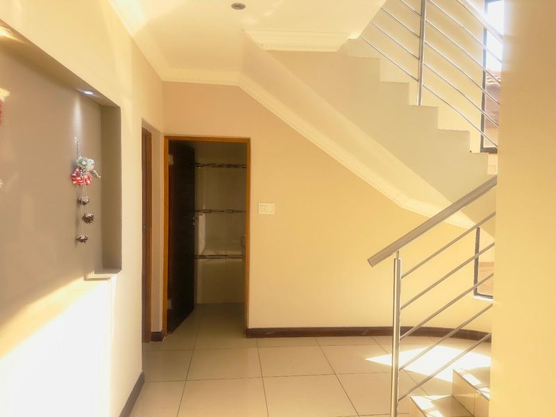 4 Bedroom House to Rent in Blue Valley Golf Estate - Photo 6