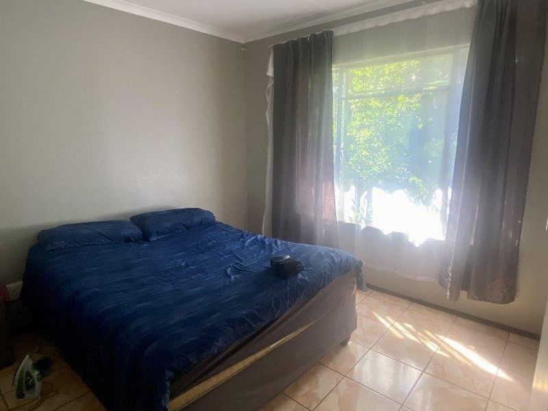 Top-Floor Gem in Oakwood: Cozy 2-Bed with Balcony! - Photo 9