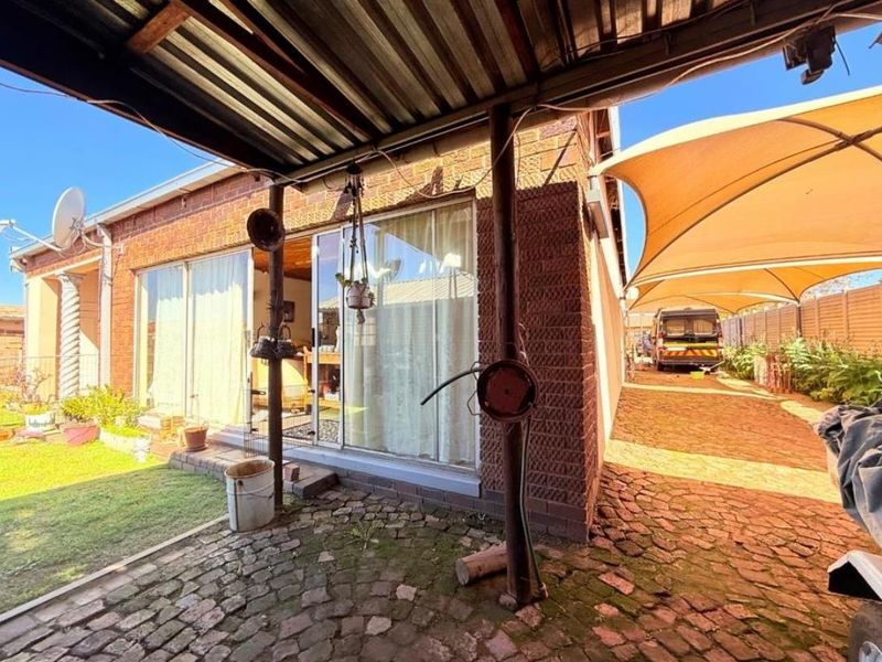 4 Bedroom House For Sale in Vanderbijlpark CE3 - Photo 6