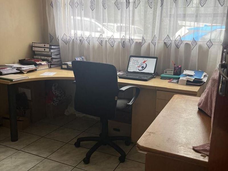 Large family home in an enclosed area - Photo 9