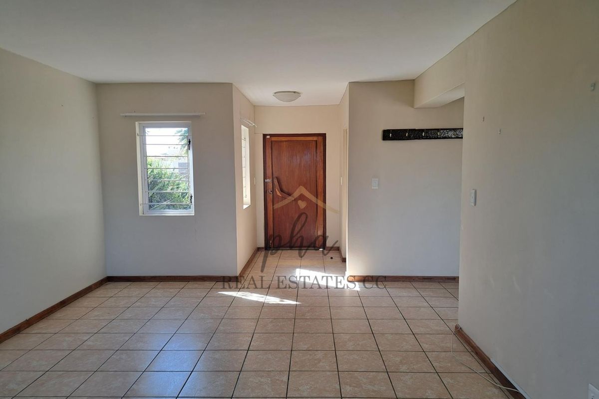 3 Bedroom Family home offering 3 garages for sale in Walvis Bay - Photo 3