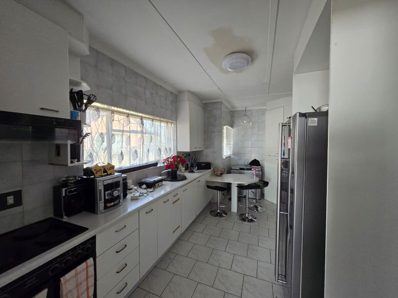 Spacious 3-Bed Family Home with Pool & Scenic Views in Glenanda - Photo 9