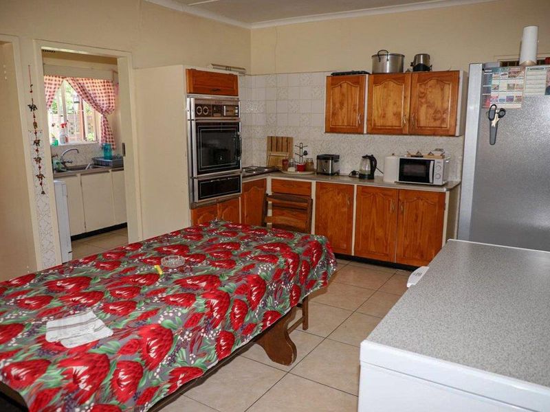 Spacious 4-Bedroom Family Home on a Large 2,250m2 Stand - Photo 9