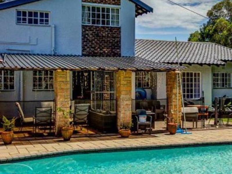 **Stunning 4-bedroom Family with Pool and double garage ** - Photo 2