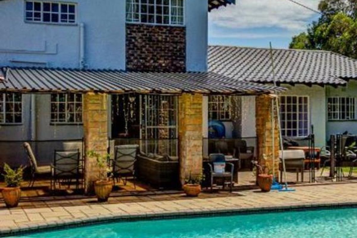 **Stunning 4-bedroom Family with Pool and double garage ** - Photo 2