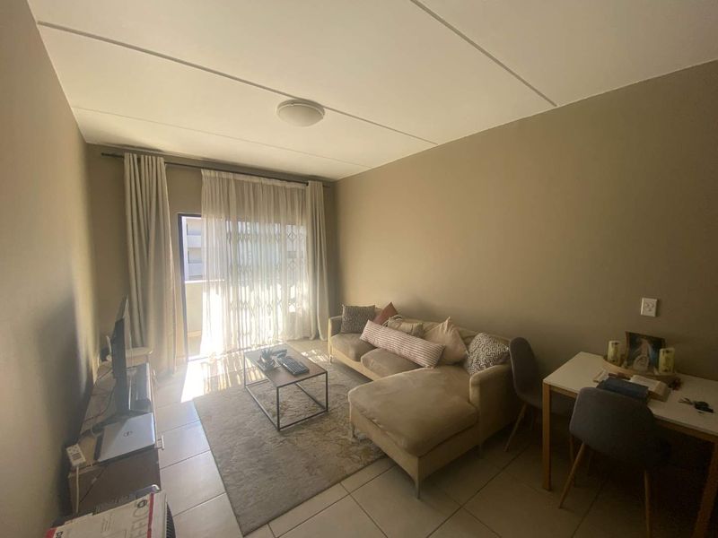 Stylish first floor two bedroom apartment in a secure modern estate - Photo 10