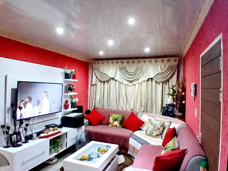 Clayville -R850 000 Neat Family Home - Photo 5
