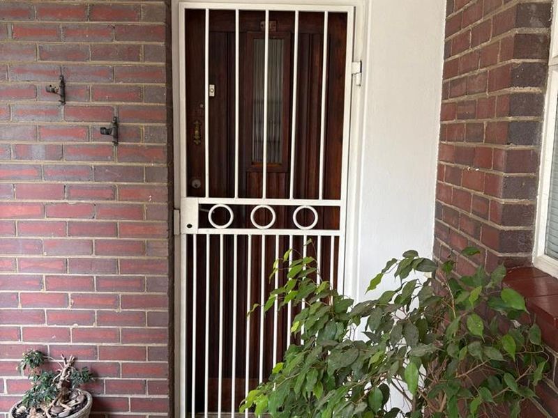 Charming Renovator's Dream in Prime Waverley Location: 31 Nordic Court Apartment - Photo 4