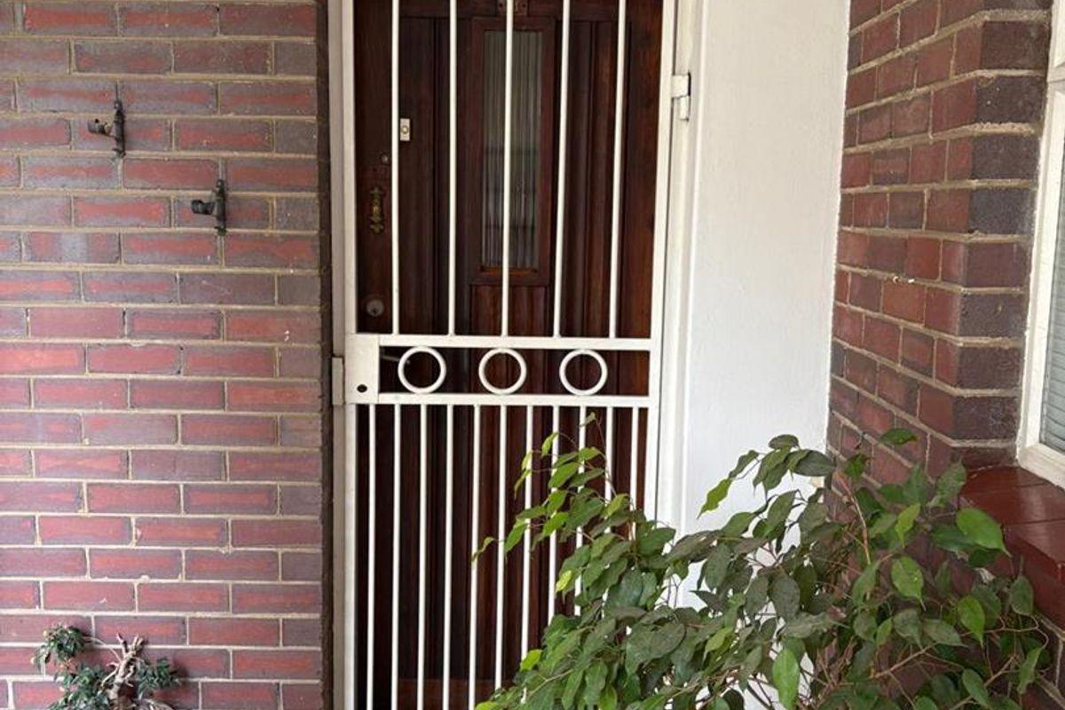 Charming Renovator's Dream in Prime Waverley Location: 31 Nordic Court Apartment - Photo 4