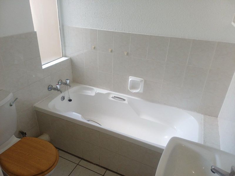 Secure Ground Floor Townhouse with Modern Comforts & Lifestyle Amenities - Photo 10