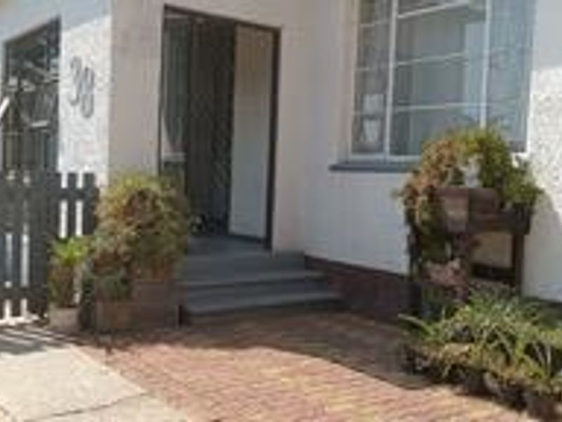 Very Neat and Secure Family Home with a Cottage - Photo 2