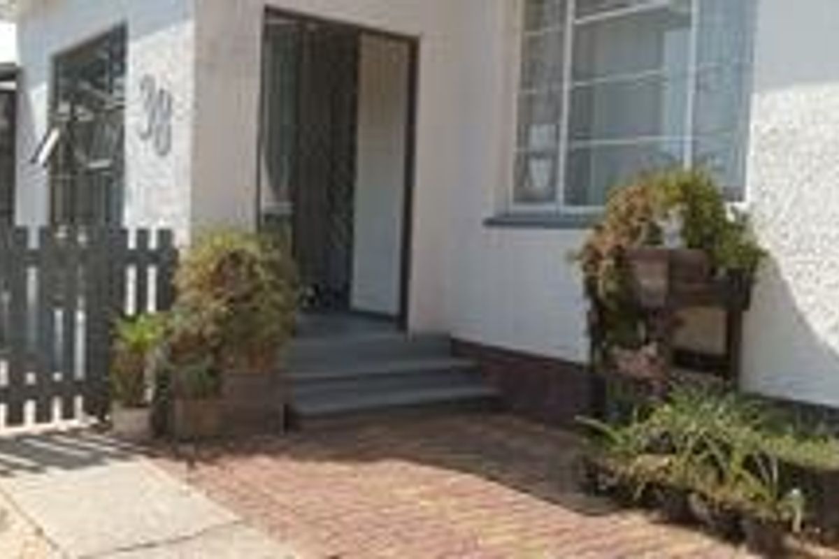 Very Neat and Secure Family Home with a Cottage - Photo 2