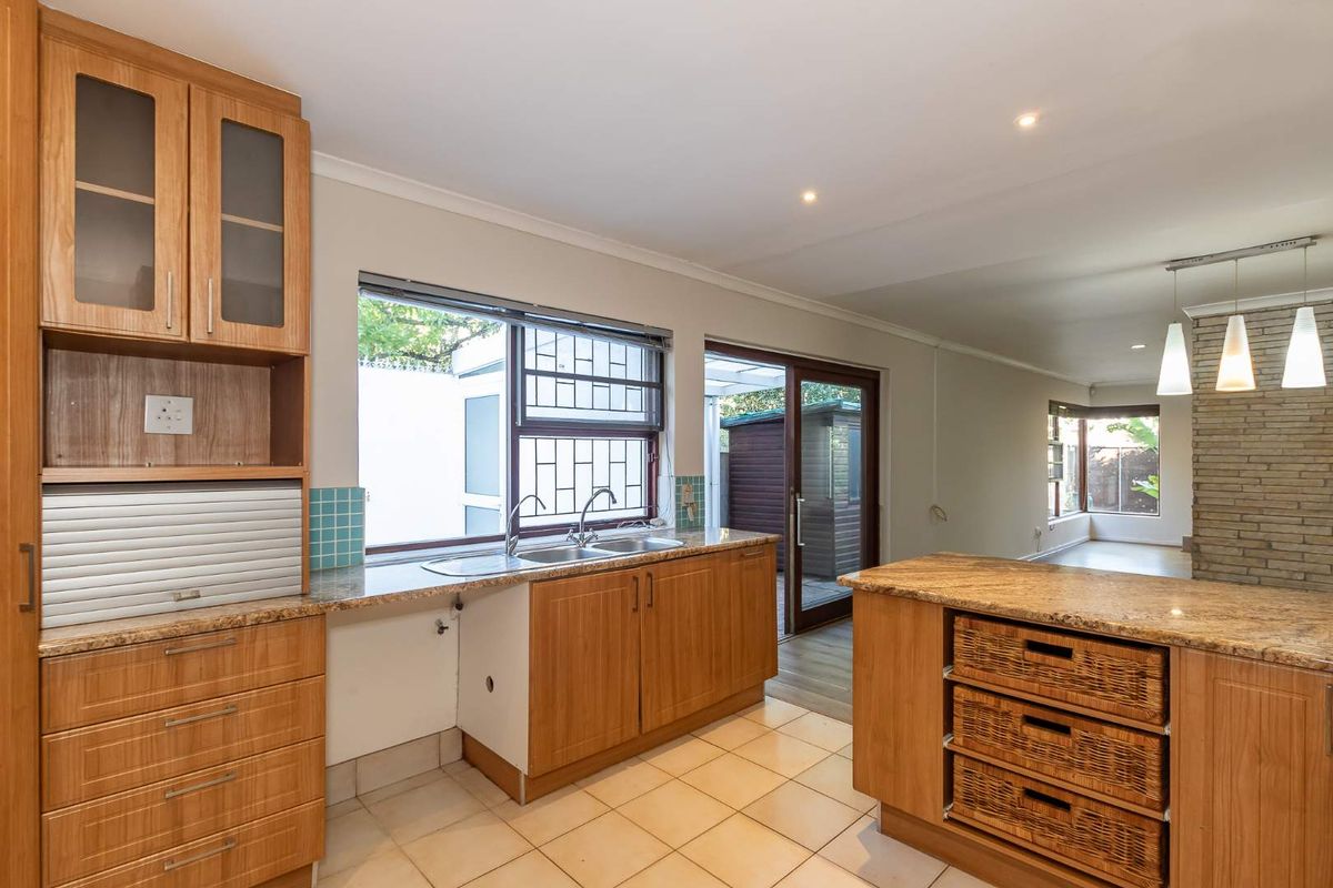 5 Bedroom house with granny flat for sale in Marina Da Gama - Photo 5