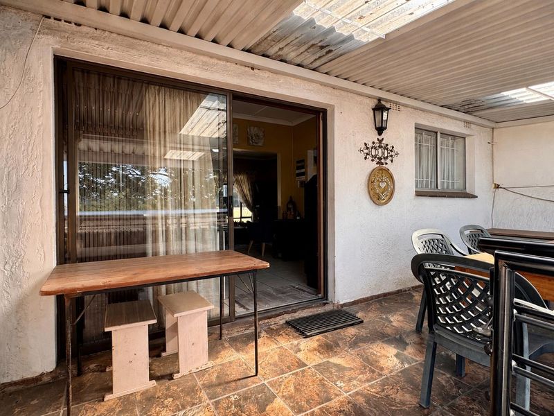 3 Bedroom Family Home with additional Flatlet & Cottage - Photo 8