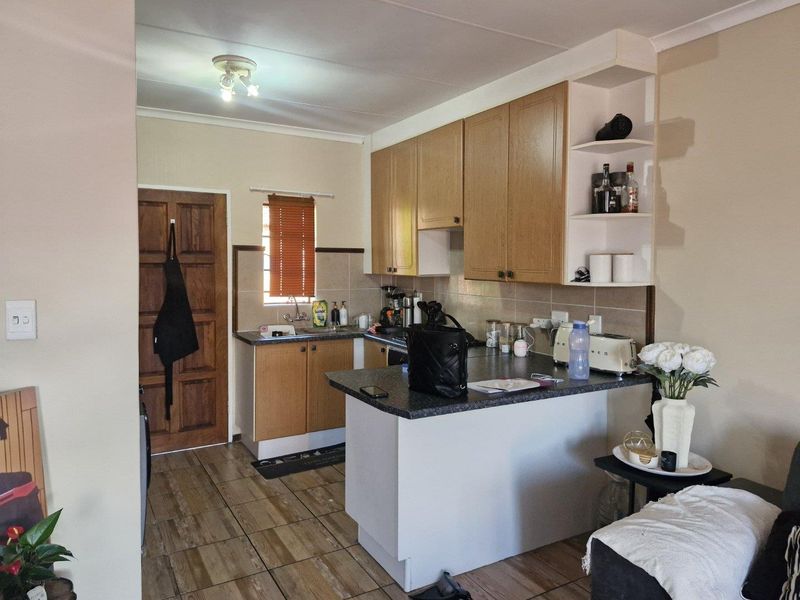 Stunning two bedroom top unit in Mooikloof Ridge Estate - Photo 7