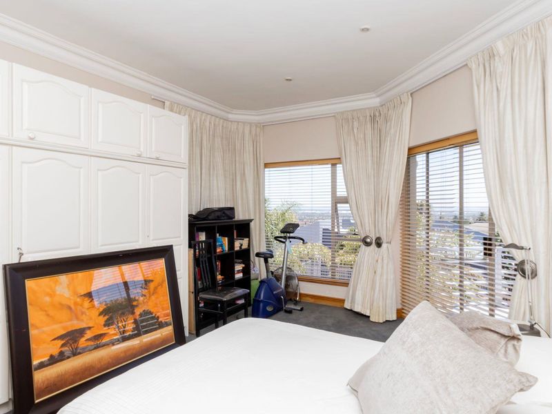 5 BEDROOM, MODERN HOME IN PLATTEKLOOF - Photo 9