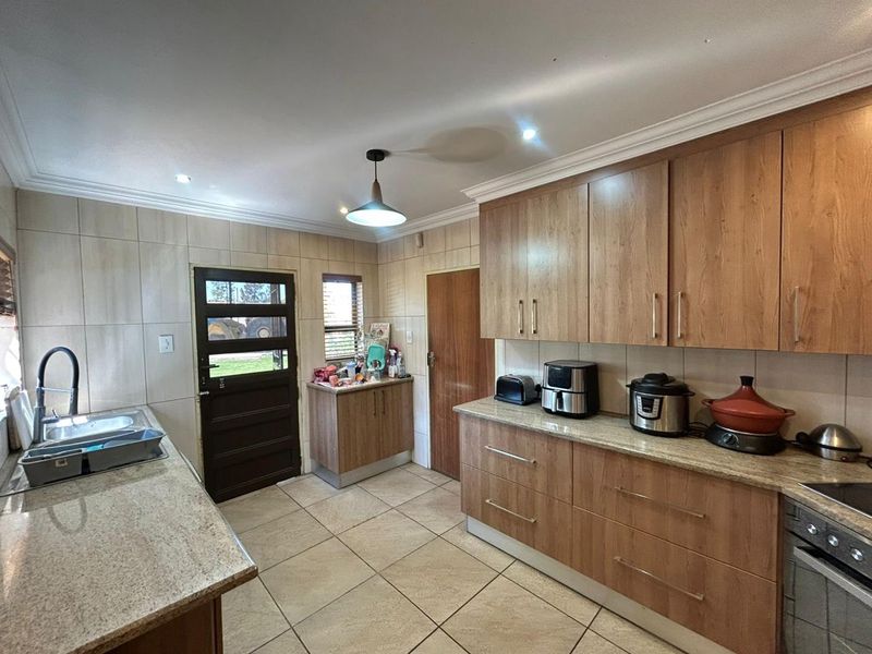 Stunning 5-Bedroom Luxury Home with Business Potential in Benoni AH - Photo 7