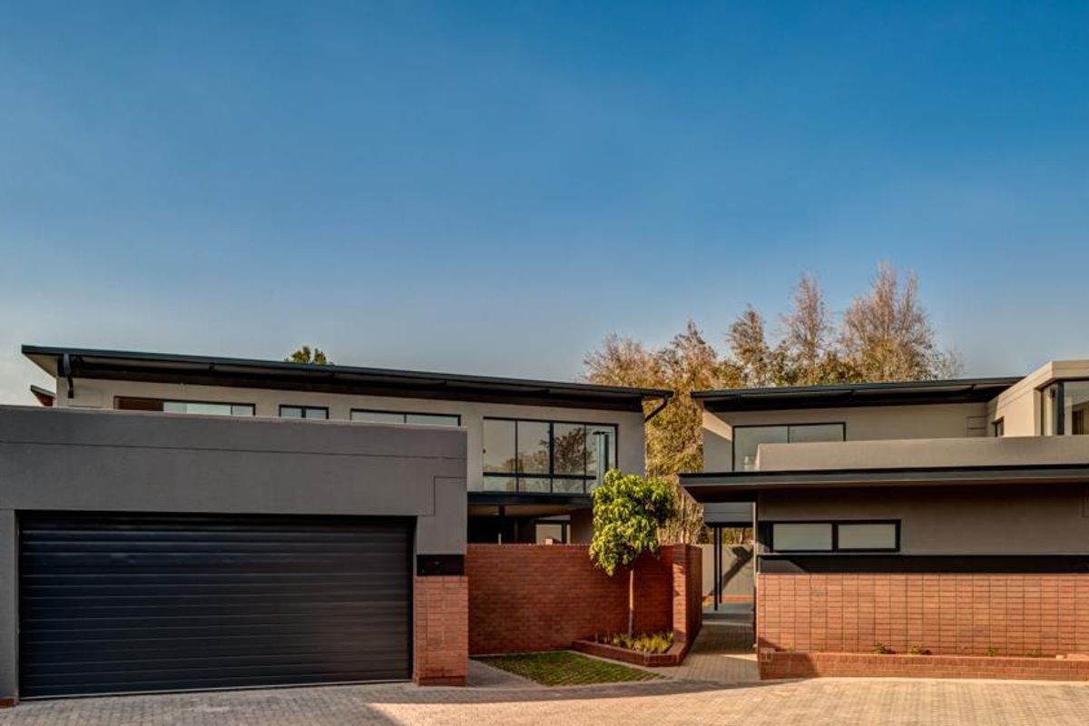 Comtemporary Living in Prestigious Waterkloof Ridge! - Photo 3