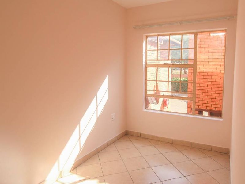 Loadshedding free area - A perfect lock up and go! - Photo 10