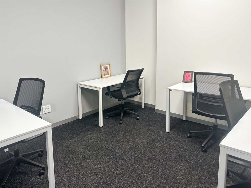 Private office space for 4 persons in Regus The Boardwalk - Photo 2